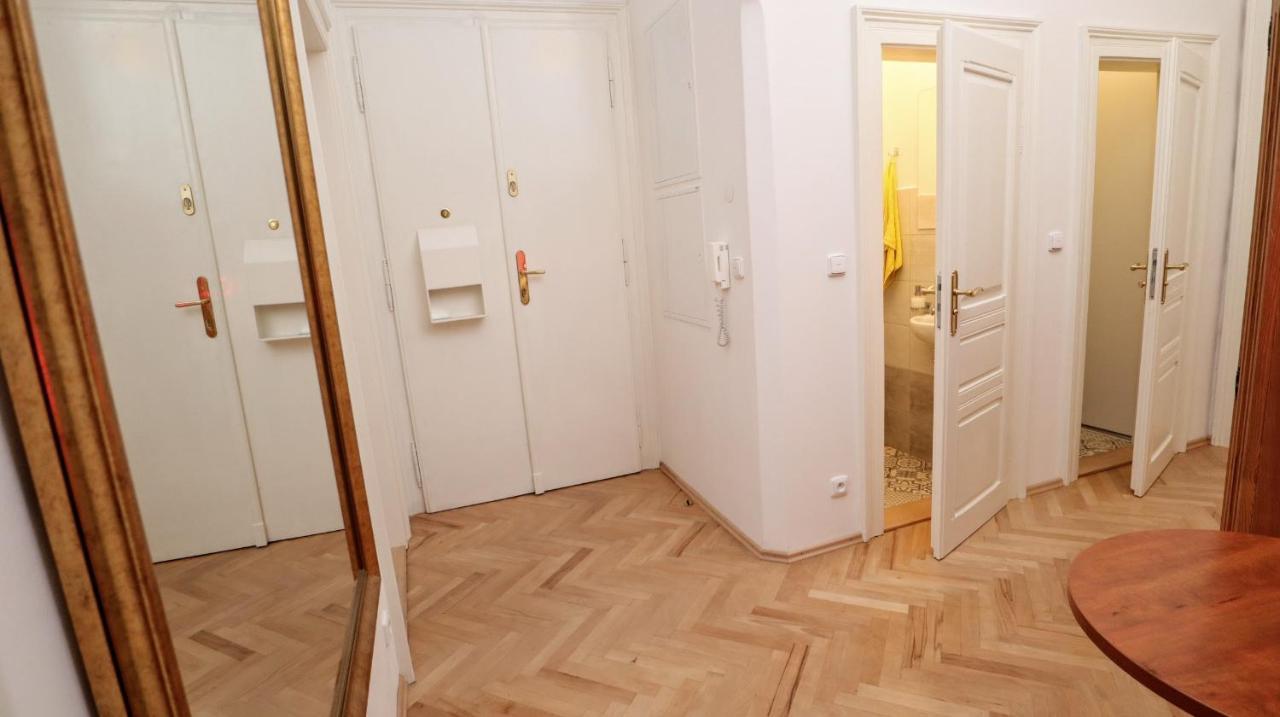 Quarto em Acomodações Particulares & Parking Assistance *